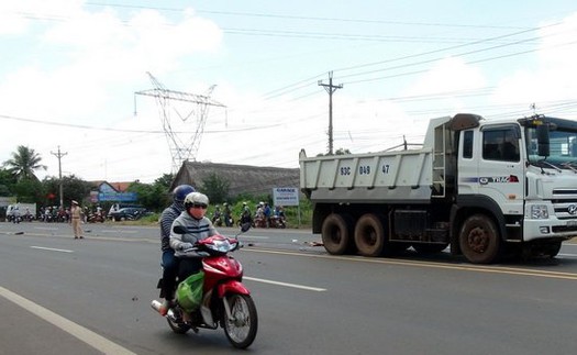 Tai nạn liên hoàn trên quốc lộ 14 làm một chiến sỹ công an xã và ba người khác bị thương nặng