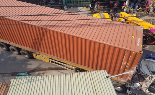 Xe container tông sập 3 nhà dân, nhiều người may mắn thoát nạn