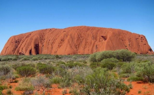 Du khách đổ xô lên núi thiêng Uluru Australia trước khi bị đóng cửa