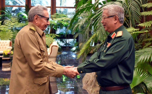 Đại tướng Raúl Castro tiếp Thượng tướng Nguyễn Chí Vịnh