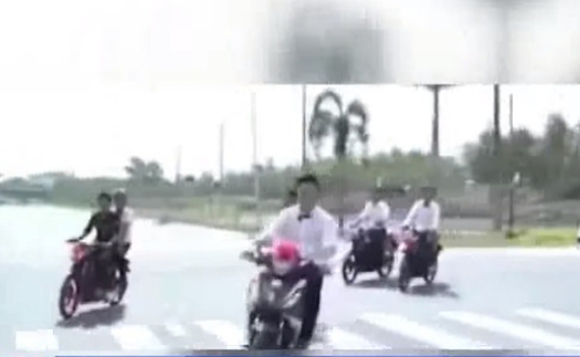 VIDEO: Xe máy bốc đầu khi đi đón dâu, thanh niên nhận hậu quả đáng tiếc