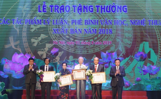 Ban Bí thư tặng thưởng các tác phẩm lý luận, phê bình văn học, nghệ thuật có giá trị lý luận và thực tiễn