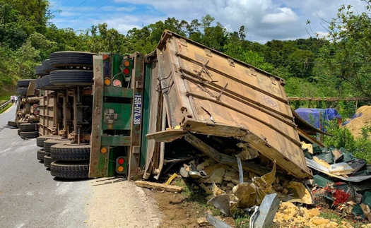 Liên tiếp xảy ra hai vụ lật xe container trên Quốc lộ 279 đoạn qua Điện Biên