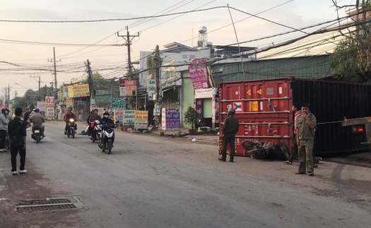 Container văng xuống đường đè chết một phụ nữ