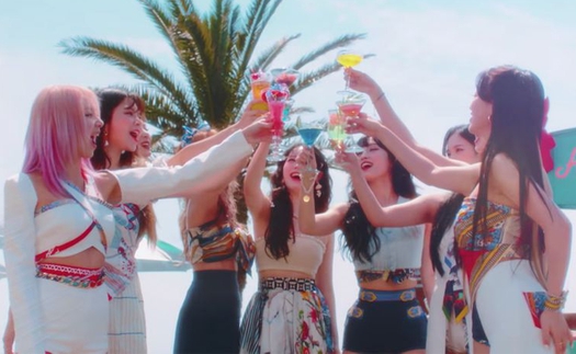 Twice 'quẩy' tung mùa hè với MV 'Alcool-Free'