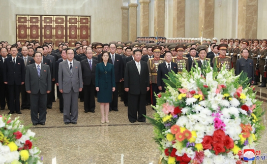 Nhà lãnh đạo Kim Jong-un viếng ông và cha nhân Quốc khánh Triều Tiên