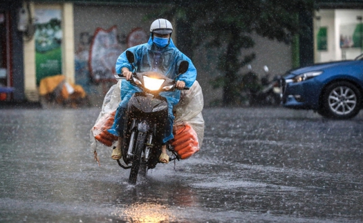 Ngày 13/10, bão Kompasu đi vào Biển Đông và tiếp tục mạnh thêm