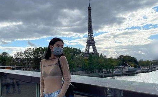 Jennie Blackpink diện áo 'xuyên thấu' checkin tháp Eiffef 'gây bão' like