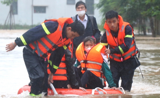 Cứu hộ hàng trăm học sinh khỏi khu vực trường học bị ngập sâu ở Quảng Trị