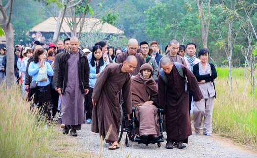 'Bình tâm biệt một vầng mây qua trần'