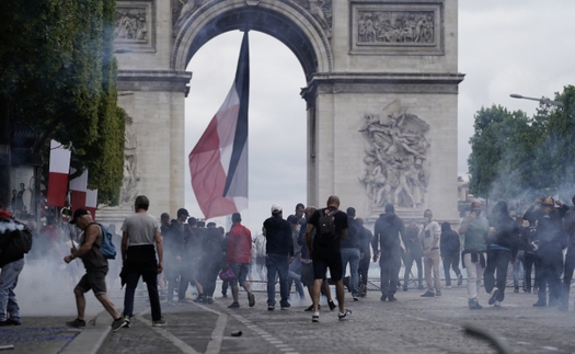 Cảnh sát Pháp chặn đoàn xe biểu tình tiến vào thủ đô Paris