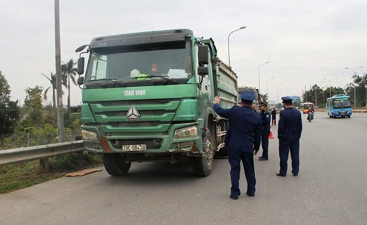 Ghi hình 'phạt nguội' xe cơi nới thành thùng chở quá tải