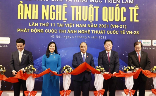 Chủ tịch nước dự triển lãm Ảnh nghệ thuật Quốc tế lần thứ 11 tại Việt Nam năm 2021