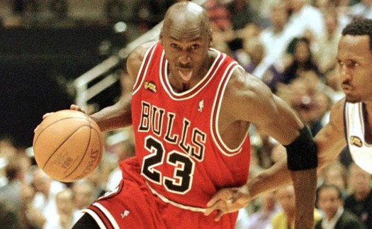 Sotheby's đấu giá chiếc áo thi đấu của huyền thoại bóng rổ Michael Jordan