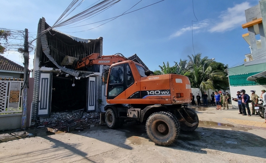 Vụ cháy nhà tại Ninh Thuận: Điều xe múc tới đập tường tiếp cận vị trí ba người mắc kẹt