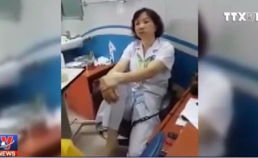 VIDEO: Hạ bậc thi đua bác sĩ gác chân lên ghế nói chuyện với người nhà bệnh nhân