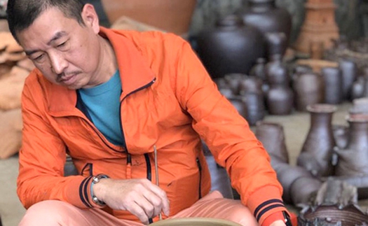 'Kinh gốm' của cha con Lê Thiết Cương: 'Hiện trên mặt gốm kinh và thơ'