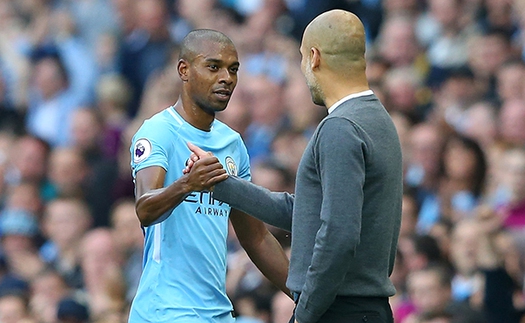 Man City: Fernandinho cần người chia lửa