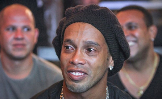 Ronaldinho vỡ nợ, chỉ còn 6 euro trong tài khoản