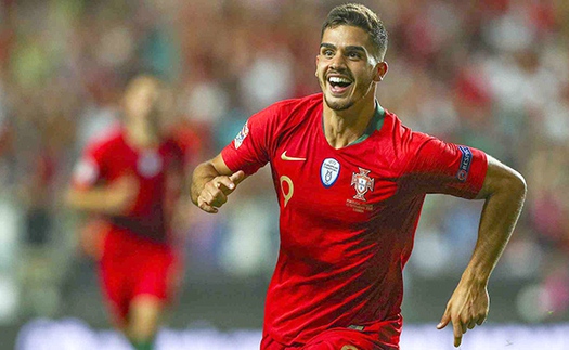 Andre Silva khiến người Italy nhận quả báo