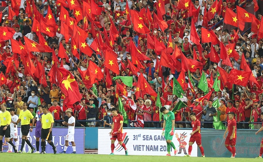 Về đất Tổ xem bóng đá