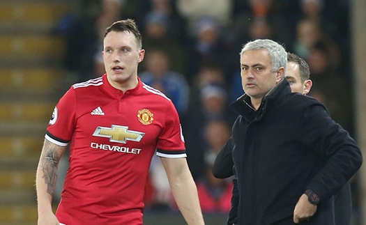 Phil Jones là lời giải cho bài toán hàng thủ của M.U