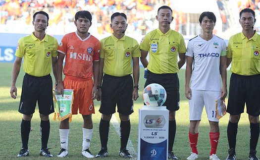 Trọng tài V-League: Kẻ bán hàng online, người ra đồng làm muối