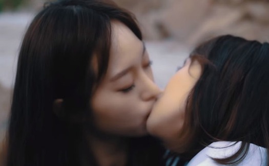 Người Hàn tranh cãi gay gắt quanh MV '159cm' với cảnh hôn nóng bỏng của hai ‘lesbian’