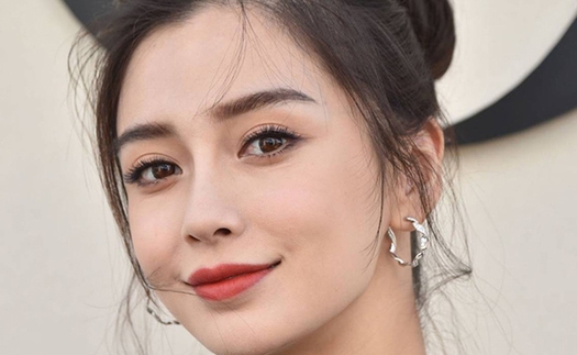 Giữa 'bão' tin đồn ly hôn, Angelababy xuất hiện cá tính