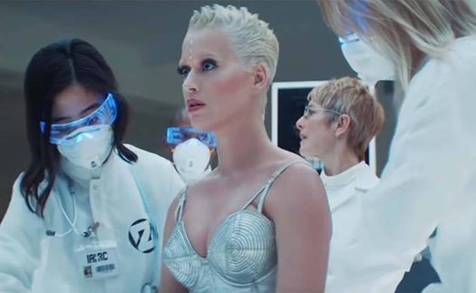 Katy Perry tung MV '365' đúng ngày Valentine, lại là áo dài của NTK Công Trí?