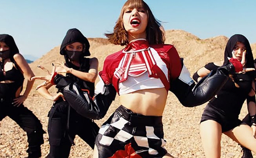 Hóa ra Lisa Blackpink có cảnh quay cực kỳ khó chịu trong MV ‘LALISA’