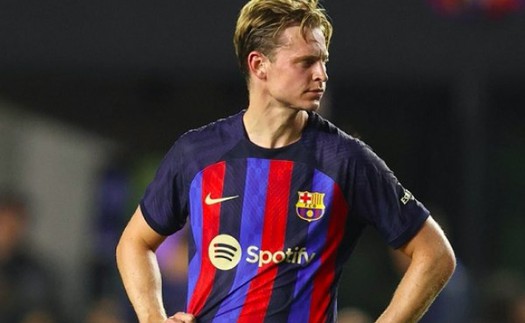 Barca đang làm 'trò hề' với De Jong