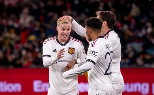 Ten Hag cũng không cứu nổi Van de Beek