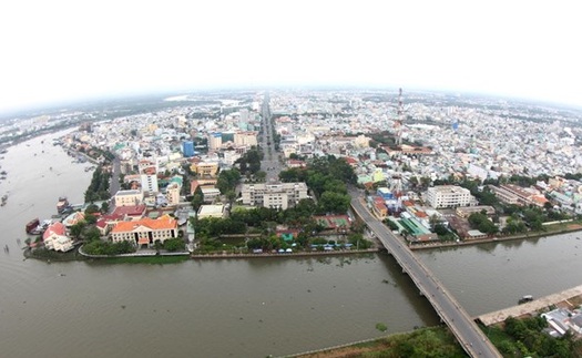 Xe cuốc làm gãy trụ điện khiến một người tử vong