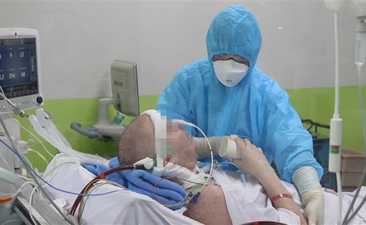 Dịch COVID-19: Nam phi công người Anh ngừng sử dụng ECMO