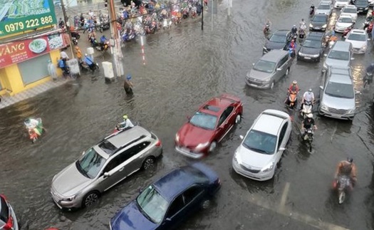 Chùm ảnh: Nhiều tuyến đường ở Thành phố Hồ Chí Minh ngập sâu hơn 50cm sau cơn mưa lớn