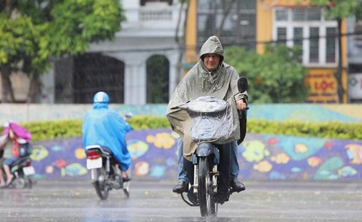 Hà Nội đón cơn mưa giải nhiệt sau những ngày nóng kỷ lục, nhiều tuyến đường bị ngập