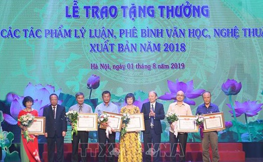 Góp phần định hướng sự phát triển lý luận, phê bình văn học, nghệ thuật