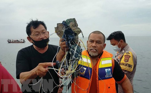 Vụ máy bay rơi tại Indonesia: Hi vọng vớt được 2 hộp đen trong ngày 11/1