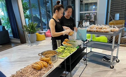 Cường Đôla và Đàm Thu Trang vào bếp làm bánh mì chả tặng bà con Sài Gòn