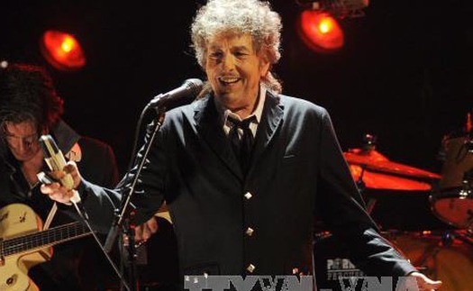 Chủ nhân giải Nobel Văn học huyền thoại âm nhạc Bob Dylan ra sách mới