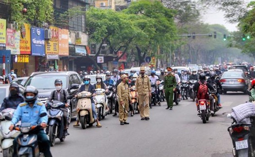 Đường phố Hà Nội ngày đầu học sinh tiểu học, lớp 6 đi học trở lại