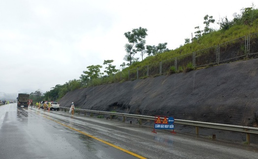 Hai xe khách va chạm trên cao tốc Nội Bài - Lào Cai, 1 người chết, 5 người bị thương