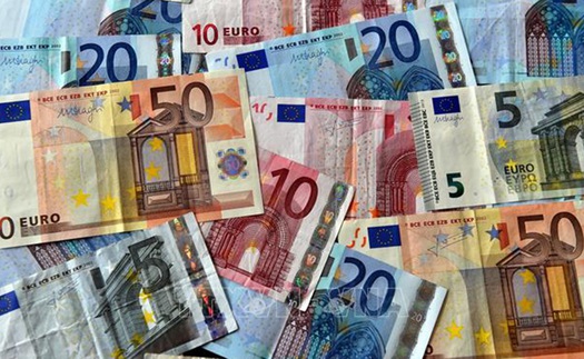 Lần đầu tiên trong 20 năm, đồng EURO giảm giá gần bằng đồng USD