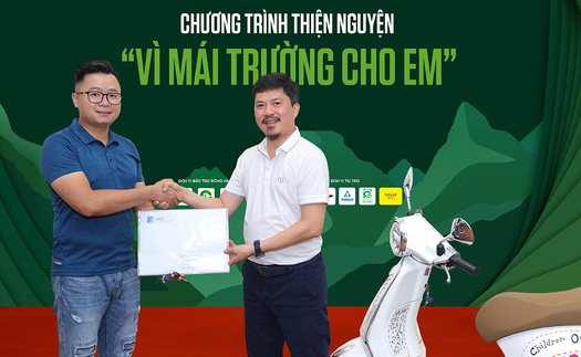 Lễ trao xe Vespa trong chương trình gây quỹ Vì mái trường cho em