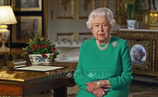 Cả nước Anh lo lắng cho sức khỏe của Nữ hoàng Elizabeth II