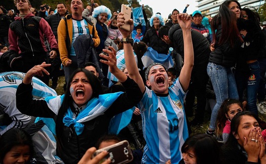 Bên lề World Cup: Fan Argentina rực sáng tại Saint Petersburg