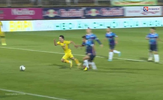 Minh Vương không bị phạm lỗi, trọng tài sai khi cho HAGL hưởng penalty?