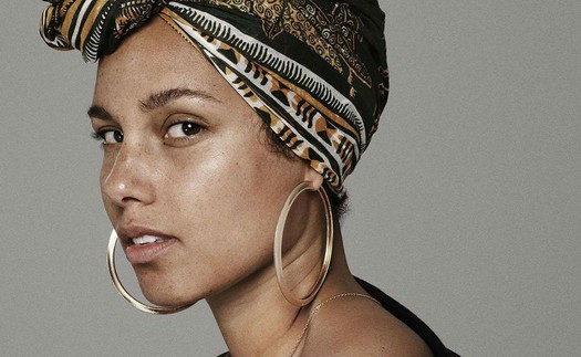 Vẻ đẹp thuần khiết không cần son phấn của Alicia Keys