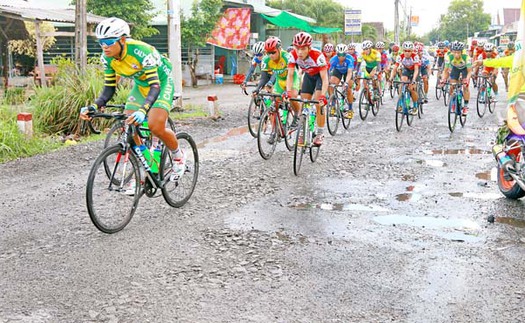 Tay đua 'sụp ổ gà, bay xuống ruộng' ở cuộc đua xe đạp Đồng bằng sông Cửu Long 2017